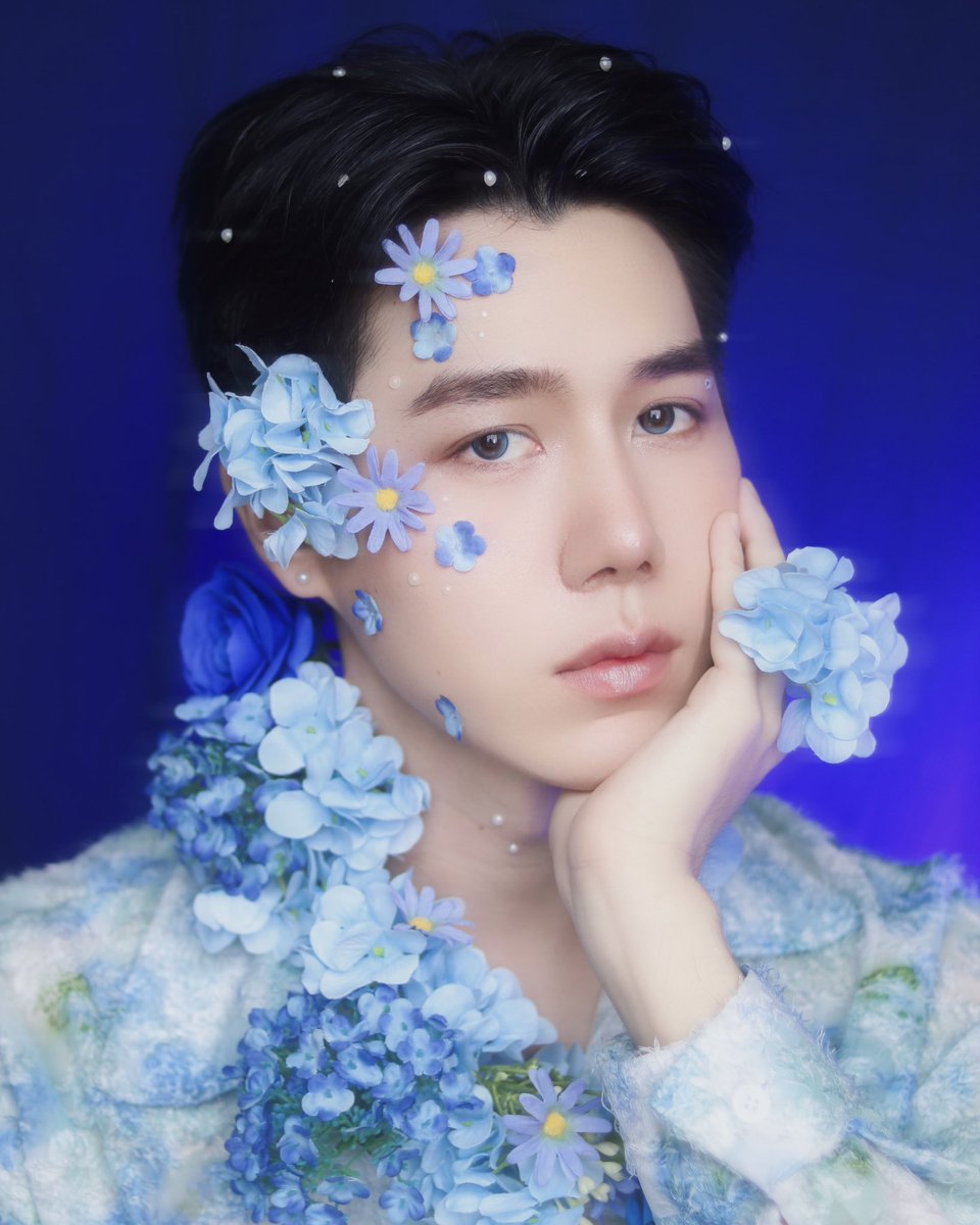 Petchpigz's tweet photo. สร้างสรรค์ผลงานจากช่อดอกไม้วันเกิด 🩵 Blue Flower make up from fans gift 💙 #Petchpigz https://t.co/skeHXHecjb