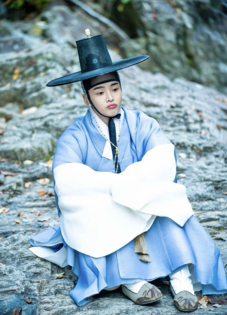jbe3256's tweet photo. Hang In There #Takryu 
Patiently waiting for #ROWOON 
meanwhile let’s pout our lips https://t.co/pBzz070ptP