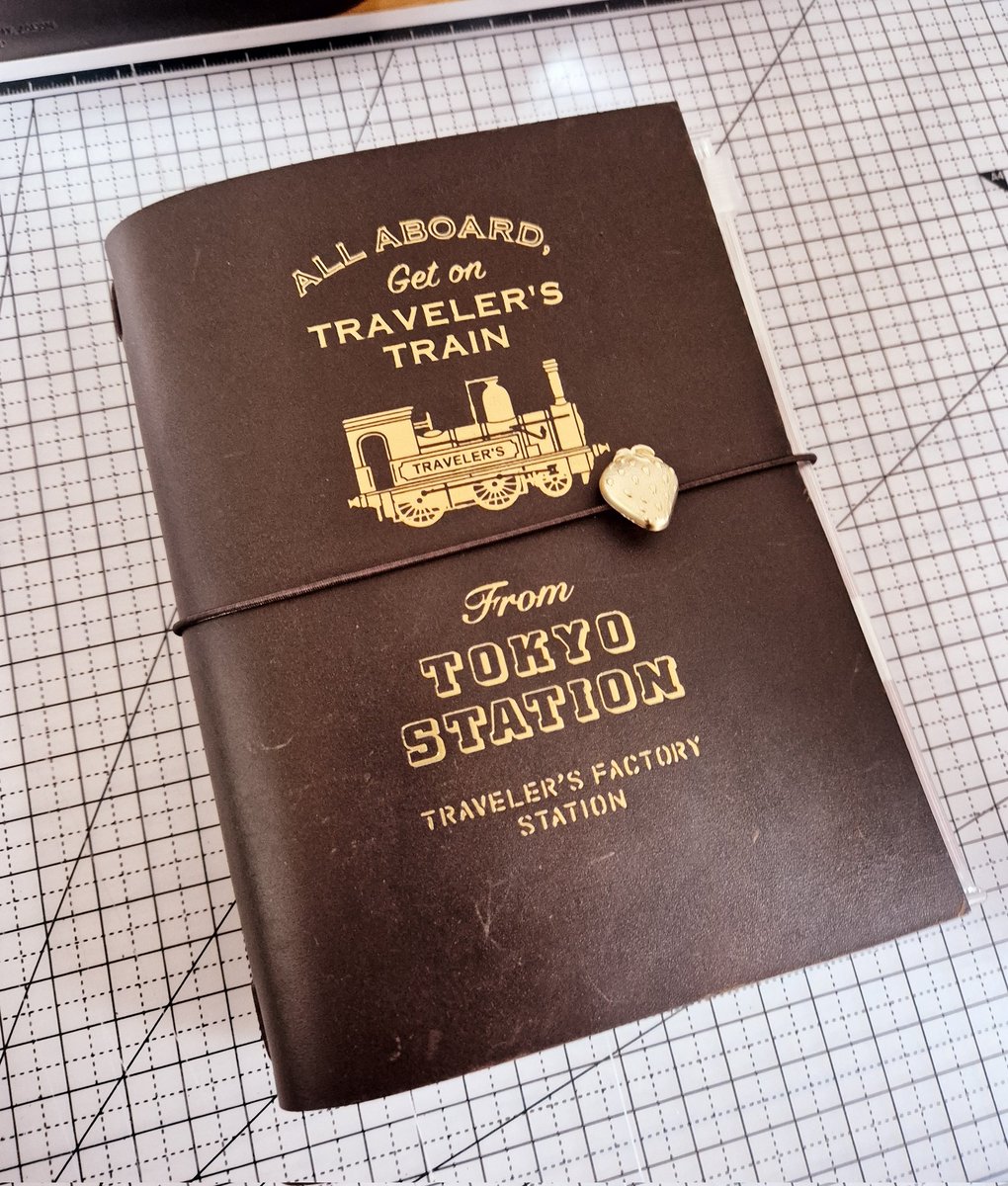 잘라 부렀다아아...
이거자르려고 컷팅매트랑 자 샀음
딸기 단추가 귀여워서 일단 임시로..
모서리는 잘 못자르겠어서 코너캡 끼울까 생각중.