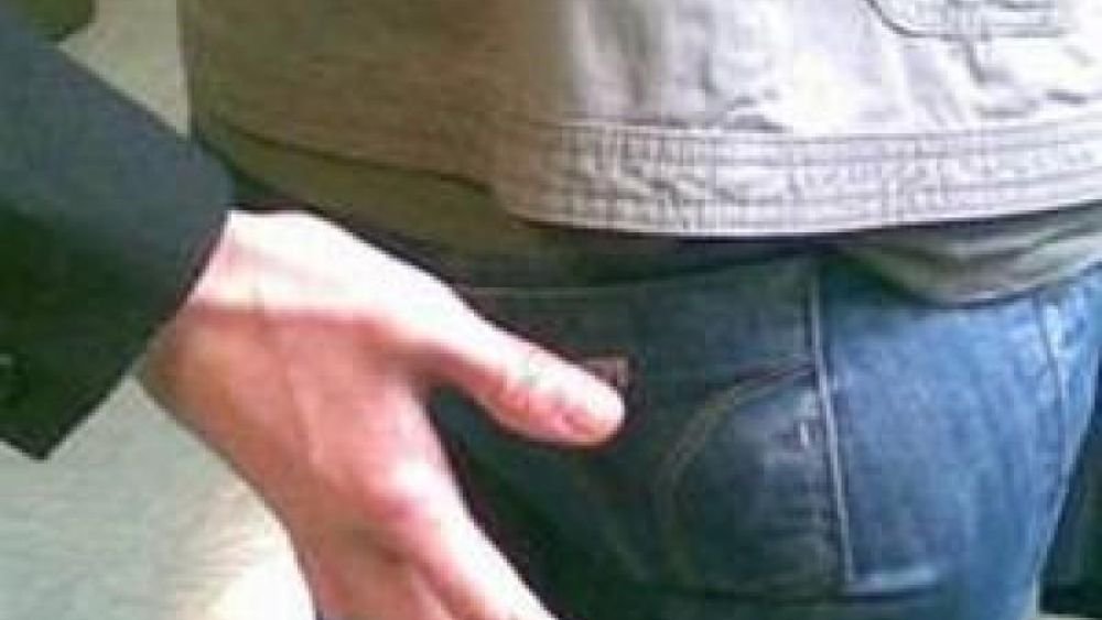 80enne di #Recco agli arresti domiciliari con l'accusa di violenza sessuale.
Dopo una lunga attività investigativa, i carabinieri avrebbero scoperto che a bordo di alcuni autobus della linea extraurbana, l'uomo avrebbe toccato le parti intime di due donne su i 50 anni.