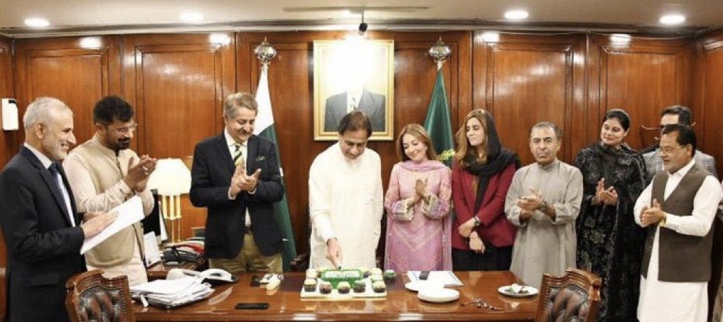 ہمارے بھی ہیں مہرباں کیسے کیسے  !!