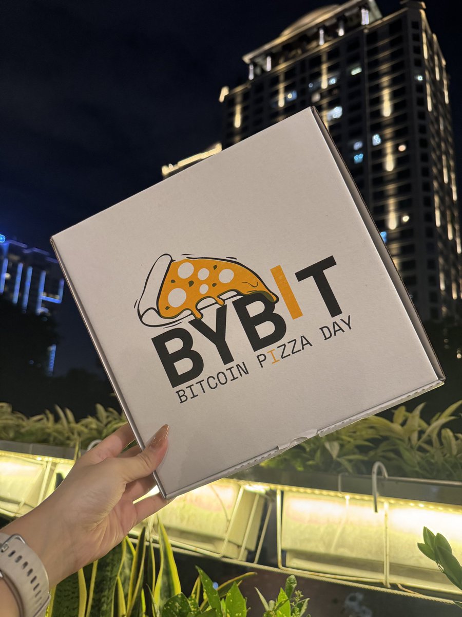 celinncrypto's tweet photo. Anyone wants to trade Pizza for Bitcoin? 👀🍕 In Bybit, both pizza &amp; BTC is available LOL @BybitVNOfficial @Bybit_Official 

What a night with our big KOLs &amp; partners. Let’s keep this rock spirit to $BTC 200k🚀 
 #BitcoinPizzaDay #Tether #TogetherweBUIDL https://t.co/3SwJjUfol2