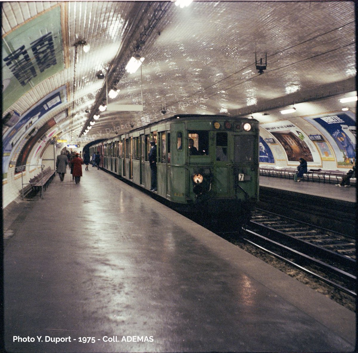 #ArchiveDuMercredi 1975, cette fois-ci sur la <a href="/ligne7_RATP/">Ligne 7</a> bis. Une ligne issue du débranchement, en 1967, de la partie est du tracé.
Équipée depuis des décennies de rames #Sprague, la ligne accueillera des #MF67, avant de recevoir, en 1993, les singuliers #MF88.