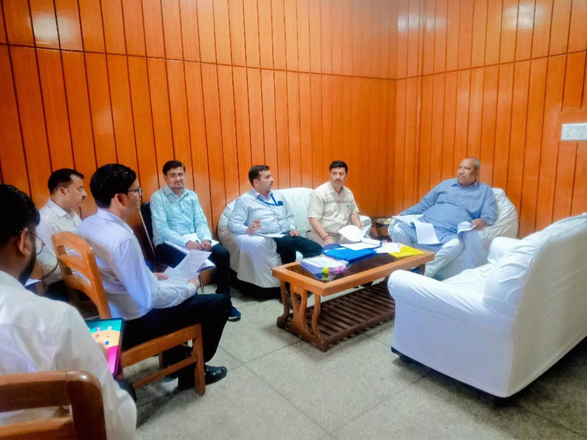 drsanjayknishad's tweet photo. आज जनपद आजमगढ़ के सर्किट हाऊस में अधिकारियों के साथ बैठक हुई । https://t.co/4w30pcvGX0