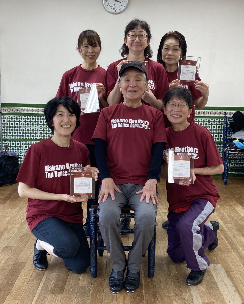 nakanobros_tda's tweet image. 座タップダンス健康法Ⓡ第3期生5名が誕生！
3月から養成講座を開始し新たに5名の公認インストラクターが誕生！これで #座タップダンス健康法 は、関東を中心に18名のインストラクターが所属する団体に #中野ブラザーズ #健康ダンス #フレイル予防 nakanobros-tda.com/thetap