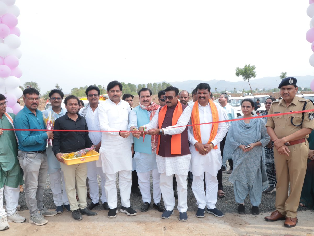 gautamtetwalbjp's tweet photo. 🌿 माँ रेवा की पावन धरा पर हरियाली और जल संरक्षण का संकल्प 🌿

आज बड़वानी में नगर परिषद बड़वानी के अमृत 2.0 हरित क्षेत्र विकास अंतर्गत धोबड़िया तालाब पर श्रमदान कर पार्क लोकार्पण किया। 

इस दौरान राज्यसभा सांसद श्री सुमेर सिंह सोलंकी जी, बड़वानी-खरगोन सांसद श्री गजेंद्र सिंह जी, जिला अध्यक्ष श्री अजय यादव जी सहित कार्यकर्तागण व स्थनीय रहवासी शामिल रहे।