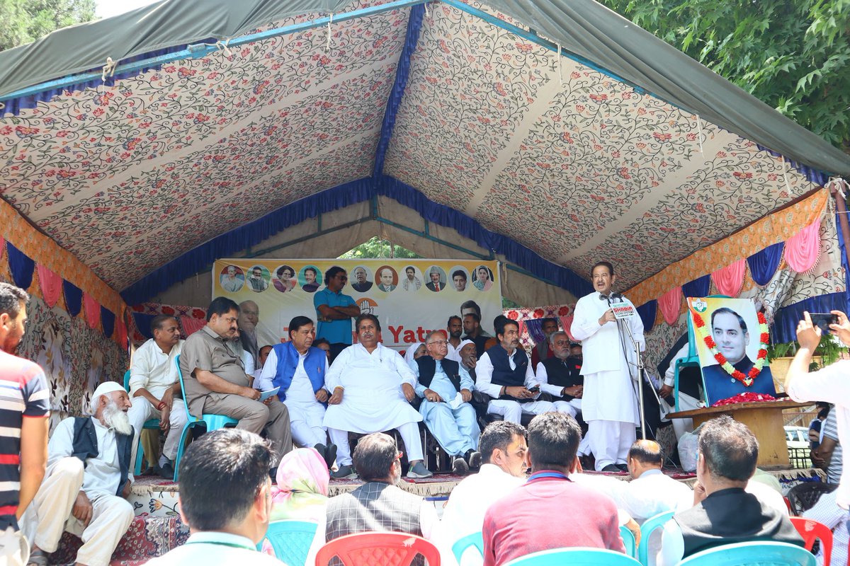 Today, May 21, 2025, marks the 34th death anniversary of former Prime Minister Rajiv Gandhi. Senior party leaders and supporters are paying homage to him across India, including in Anantnag, Kashmir. 
Tributes are also being paid at Veer Bhumi in Delhi by leaders like
