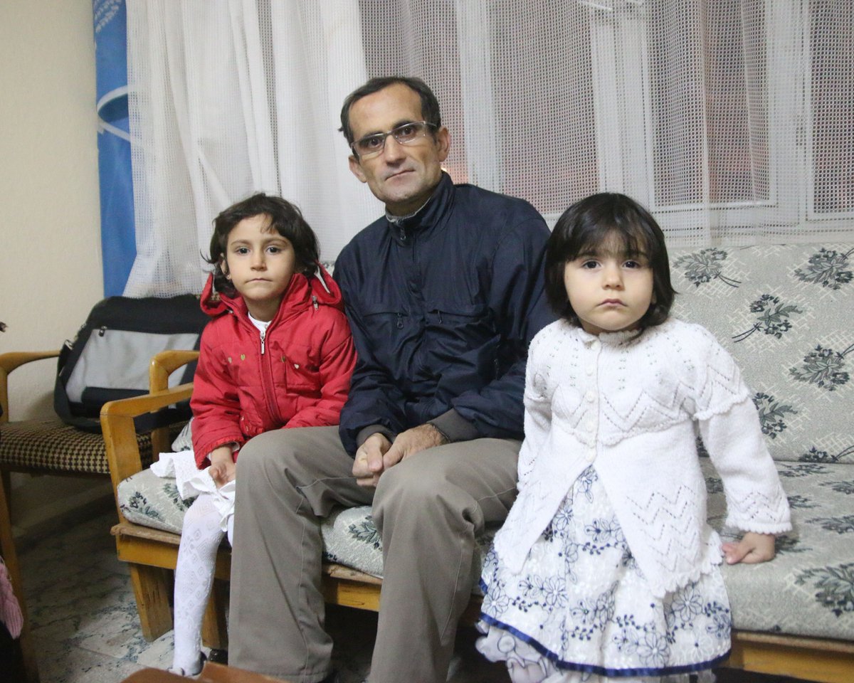 Maden patronları bir işçinin daha katili oldu! Silikozis hastası maden işçisi Ahmet Toygar bu sabah Aydın Devlet Hastanesi'nde yaşamını yitirdi. Geride iki küçük çocuk ve acılı bir eş bıraktı. 
Çine'de, silikozis hastası işçilerle yapılan bir toplantıda tanımış ve aşağıdaki