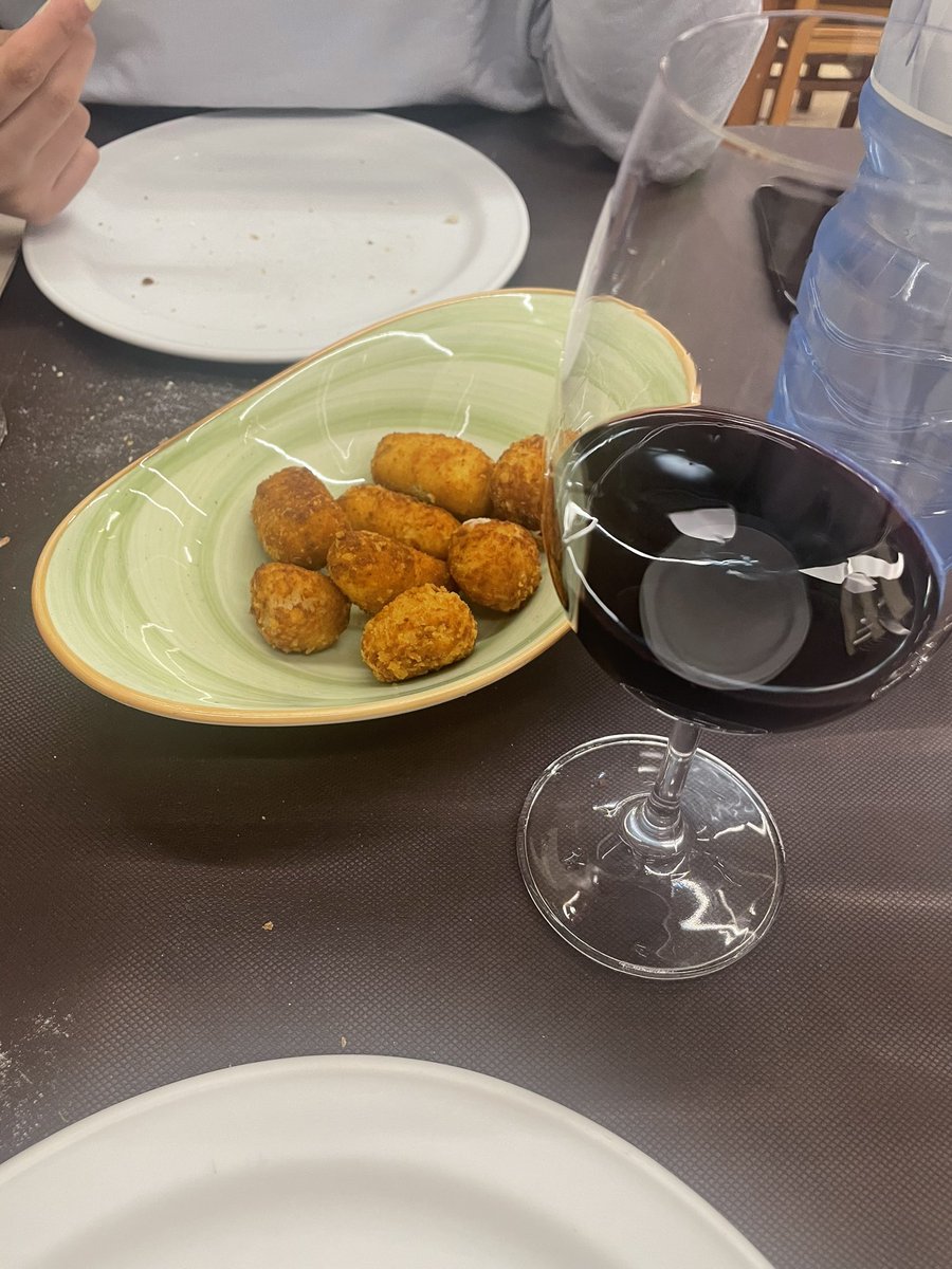 Percuta4aau's tweet photo. 📍ASADOR PENAGUDA, DENA-MEAÑO. 

🍽️ Se queredes xantar un bo churrasco, aquí tendes o que lle chaman “ir sobre seguro”. Un clásico que sempre garantiza comer ben. E a miña amiga Alba máis a súa nai son moi boa xente. 

#GastroGus vol.17 (aprox)

#Gastronomía #GaliciaCalidade https://t.co/KE6xIrO7eJ