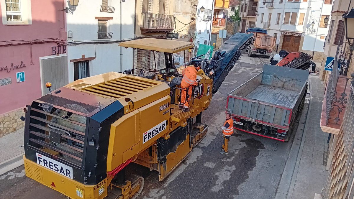 🚧 𝐌𝐞𝐣𝐨𝐫𝐚𝐬 𝐞𝐧 𝐥𝐚 𝐭𝐫𝐚𝐯𝐞𝐬í𝐚 𝐝𝐞 𝐋𝐚 𝐈𝐠𝐥𝐞𝐬𝐮𝐞𝐥𝐚 𝐝𝐞𝐥 𝐂𝐢𝐝 🚧

El  área de Carreteras del Gobierno de Aragón está llevando a cabo mejoras en la carretera A-226 a su paso por La Iglesuela del Cid. Las actuaciones incluyen el reasfaltado de un kilómetro