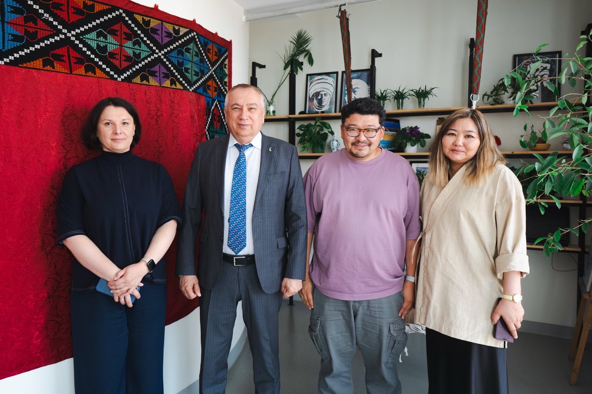 UKRinKG's tweet photo. Посол Валерій Жовтенко відвідав Парк креативних індустрій Киргизстана та зустрівся з директором Парку креативних індустрій Киргизстана Канишай Мамитовою та головою Асоціації креативних індустрій Даніяром Аманалієвим. https://t.co/ZvzFI6nw4J