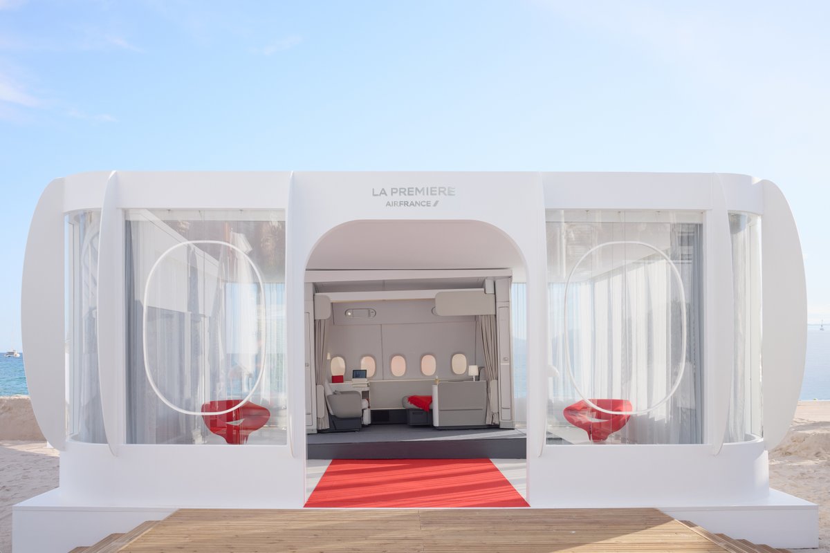 L'estate è iniziata sulla Croisette!
Fino al 24 maggio, la spiaggia di Air France si tinge dei colori de La Première: terrazza, ristorante, bagni di sole... e la nuova suite La Première da scoprire in esclusiva.
Su prenotazione bit.ly/3SRwRrv