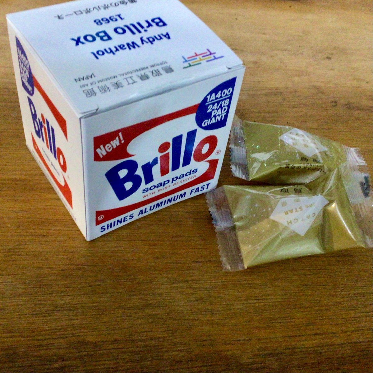 アンディー・ウォーホルの「ブリロの箱」を模した、『ブリロの箱』黄金