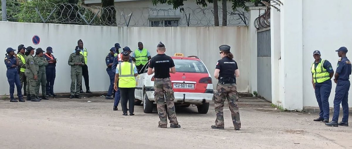 🚨 2 sessions de formation sur la sécurité routière ont eu lieu au Camp de Gaulle du 5 au 16 mai 🇬🇦
👮‍♂️👮‍♀️ Police &amp; gendarmerie formées par un adjudant français &amp; le Procureur adjoint
📚 Thèmes : réglementation, déontologie, procédures
🛣️ Exercice pratique sur la voie publique ✔️