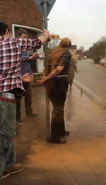 أغرب تقاليد العالم حول الشعوب والثقافات 😱 🧵

1_  الدنمارك - رمي القرفة على العزاب
إذا بلغت سن 25 ولم تتزوج في الدنمارك، أصدقاءك قد يرشّونك بالقرفة في الشارع 🤣