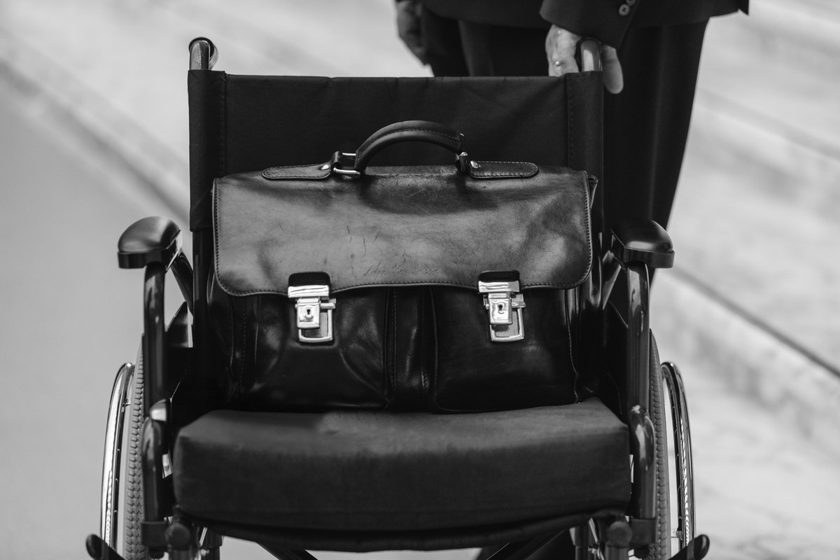 Un mes ha pasado, un mes desde que ya  no necesitas ni la silla ni el bastón, un mes sin mate 🧉, un mes sin tener que revisar la hora en tu timex. Ahora descansa (o corre detrás del Cordero). Ahora pides por nosotros. Nos ha dejado un gran vacío pero a la vez una nueva presencia