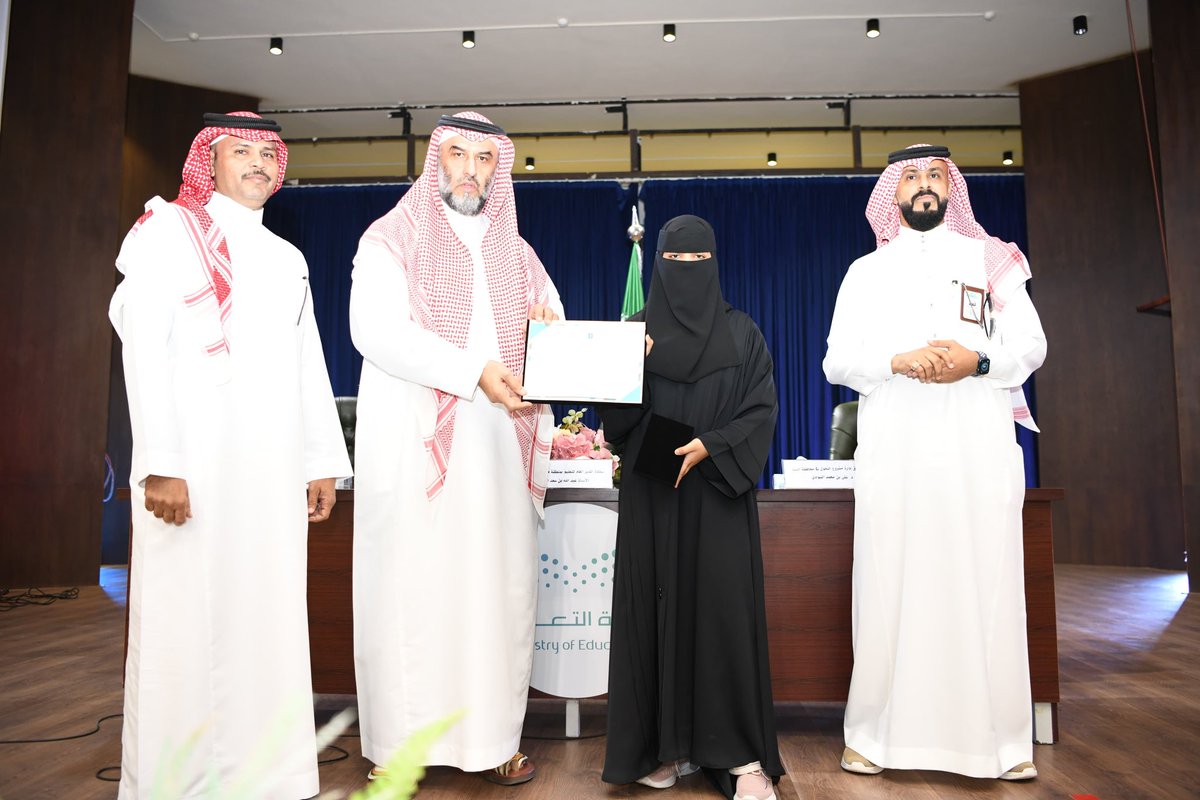 اليوم | 

كرَّم مدير عام #تعليم_مكة المكرمة الطالبة بيادر بنت عبد الهادي اليزيدي من ثانوية بني يزيد في #محافظة_الليث ؛ لحصولها على المركز الخامس على مستوى المملكة في التصفيات الختامية لمسابقة #تحدي_القراءة_العربي في موسمها التاسع.