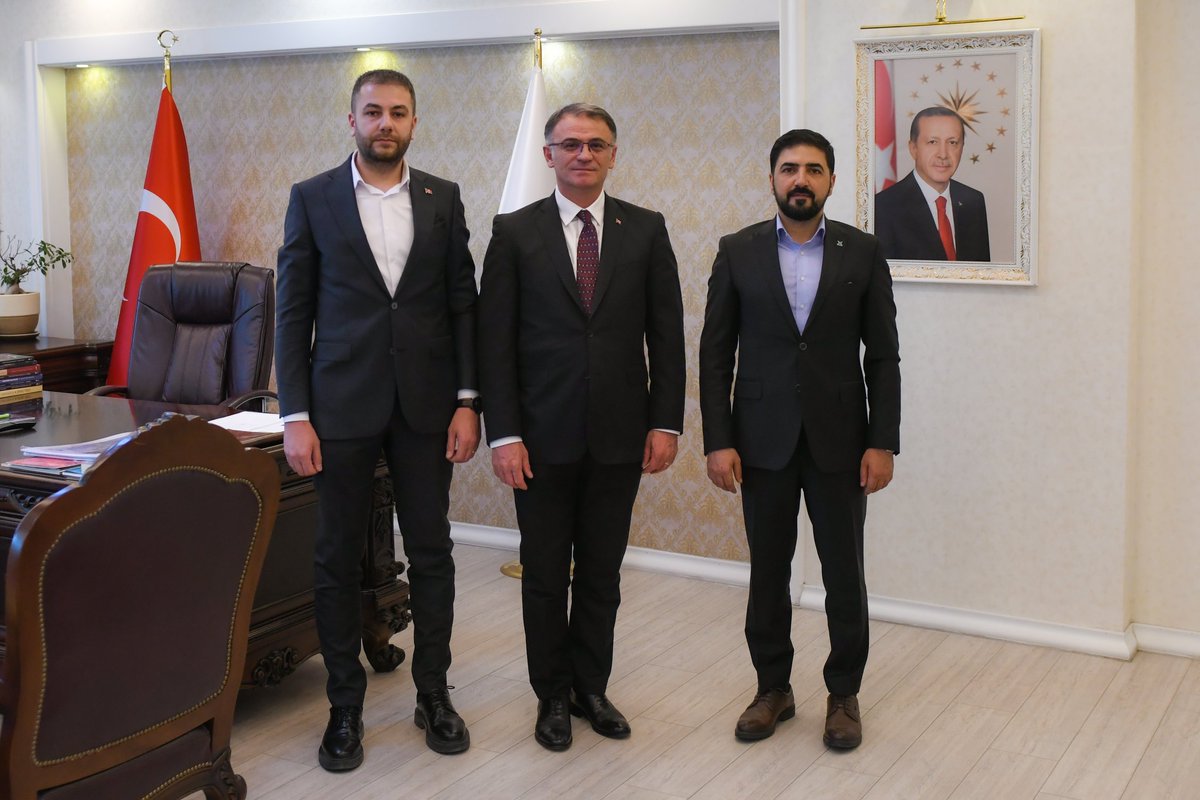 Valimiz Sn. Ozan Balcı, TÜGVA Eski İl Başkanı Sn. Mehmet İsa Deniz ile yeni başkan Sn. Hamza Sığınç’ı makamında kabul etti. 

Valimiz, eski başkan Sn. Mehmet İsa Deniz’e yaptığı hizmetlerden dolayı teşekkür ederek, yeni başkan Sn. Hamza Sığınç’a da görevinde başarılar diledi.