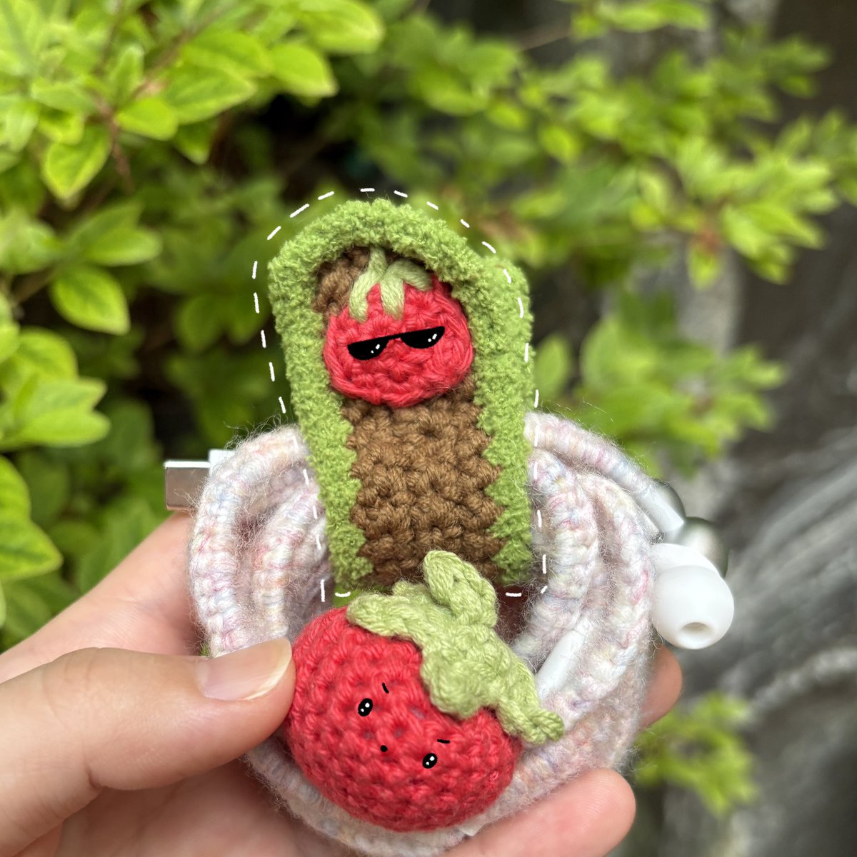 줄이어폰이 생겨서 뒤늦게 이어폰 뜨개를 해 보았어요..
여름이니 토마토가 자꾸 생각나네요🍅