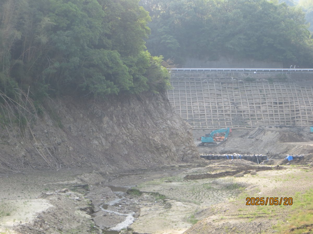 小さなダムですが水を抜いて何か工事をしています。その駐輪したところで記念撮影　レトロ調なフルフェイスと一緒に。＃モンキー125　＃リード工業　＃LEAD