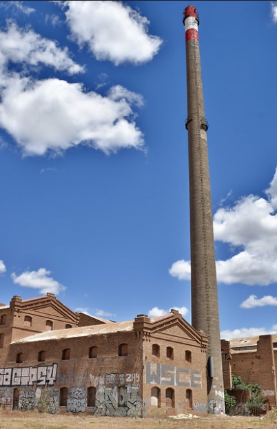 EspIndustrial's tweet photo. 🍬🍭Azucarera del Tarajal (Málaga) fue construida en 1931 por la familia Larios. Su vida como fábrica de azúcar fue efímera. La chimenea, de 90 metros de altura, fue fabricada en Fráncfort y trasladada hasta aquí. https://t.co/1IzTn5vYRA