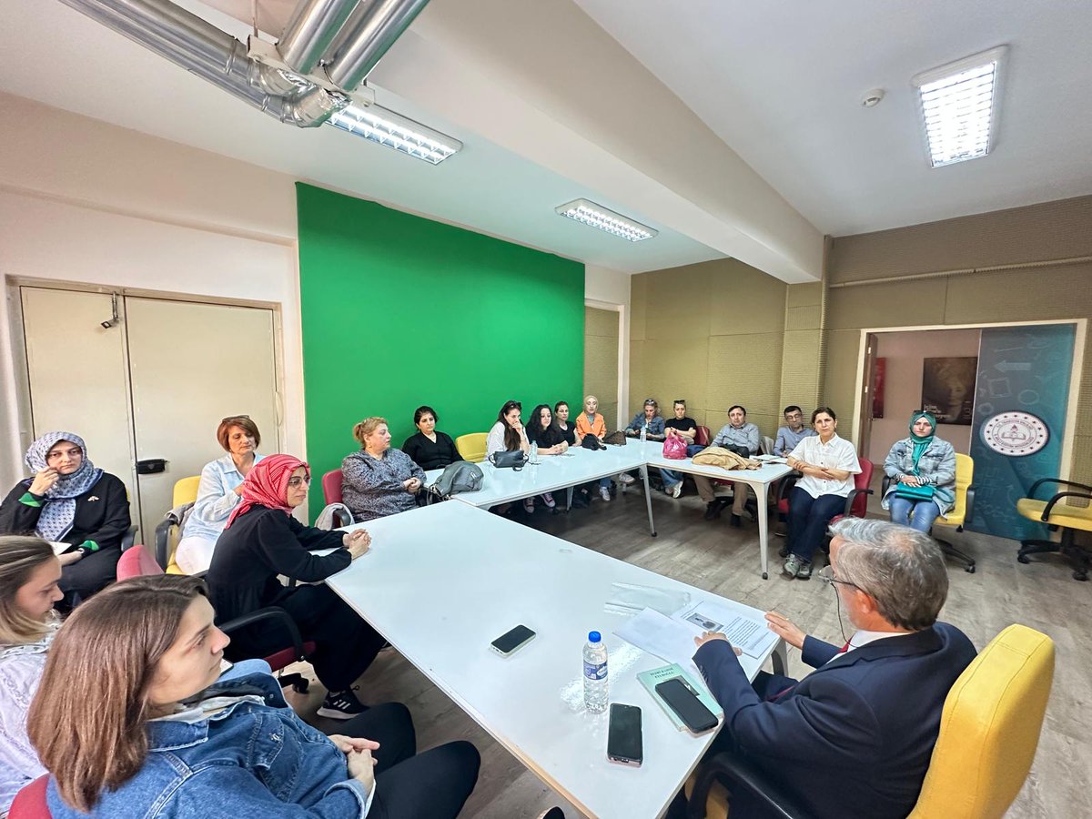 Trabzon İl Milli Eğitim Müdürlüğü Öğretmen Akademileri  Kapsamında Biyografi Akademisi bünyesinde Prof.Dr. Bilal KIRIMLI tarafından ”Bedri Rahmi EYOBOĞLU hayatı “konulu eğitimi gerçekleştirildi.