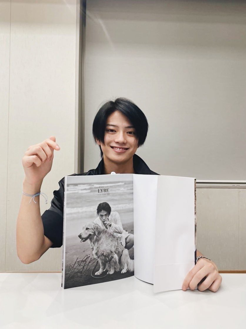 ใครยังไม่มี Photobook เป็นของตัวเองอย่างลืมไปเอ้บ ที่คิโนะคุนิยะมีค่า ข้างในรูปหล่อมากจริง ๆ ดูตัวอย่างรูปที่ <a href="/yoji_1stphoto/">岩瀬洋志1st写真集「LYRE」(リラ)公式</a> ><♡ 

#岩瀬洋志