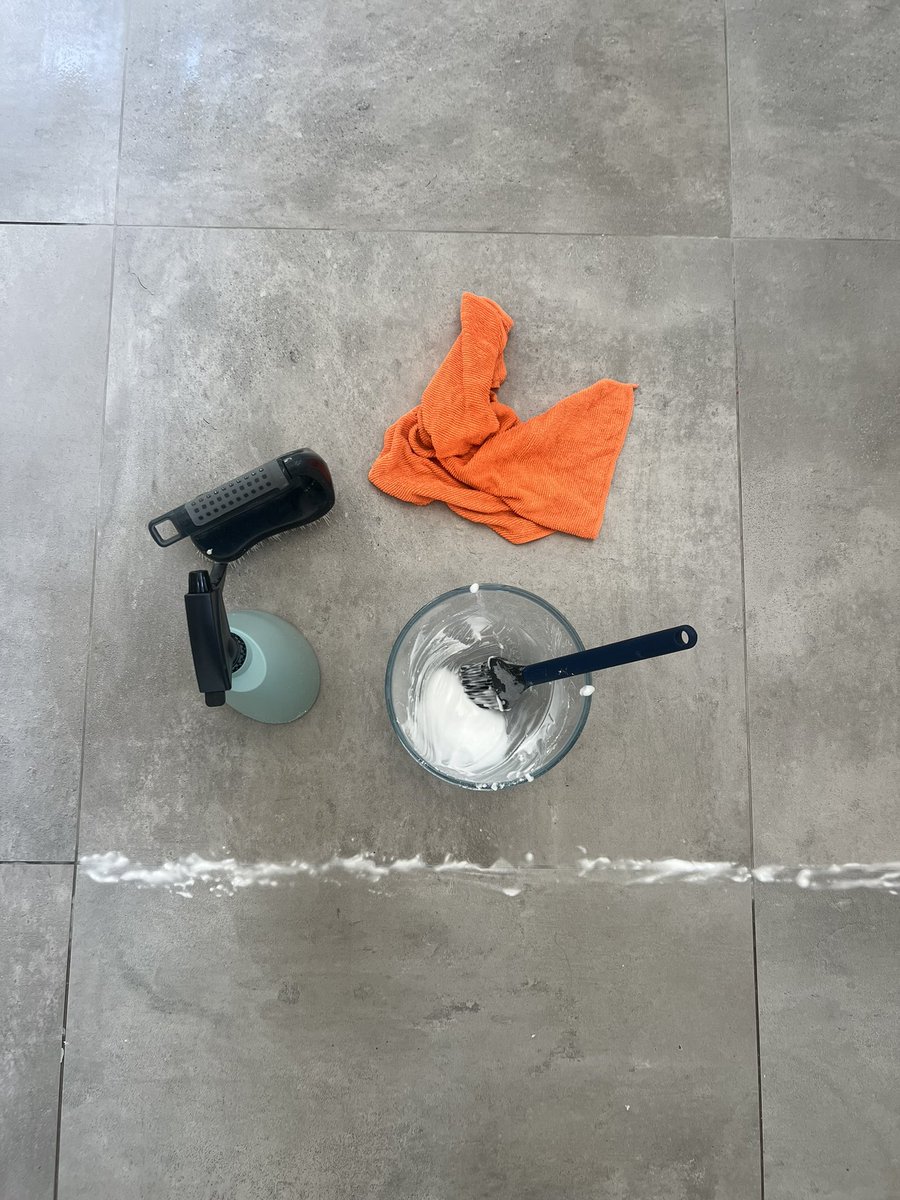 I’ve cracked it! Cleaning with soda and vinegar. I was never doing it right before so it never worked and I assumed people advising it were mad. Soda plus water paste first. Spray with vinegar. When bubbles stop scrub. Works!! #sodaandvinegar #cleaning #groutcleaning