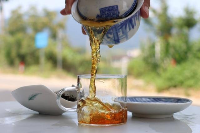 "لئن كانَ غَيري بالمُدامةِ مُولَعاً
فقَدْ ولعتْ نَفْسي بِشايٍ مُعطَّرٍ

إذا صُبّ في كأسِ الزُّجاجِ حسبتهُ
مُذابَ عقيقٍ صُبَّ في كأسِ جَوهرِ"

# لقائلة