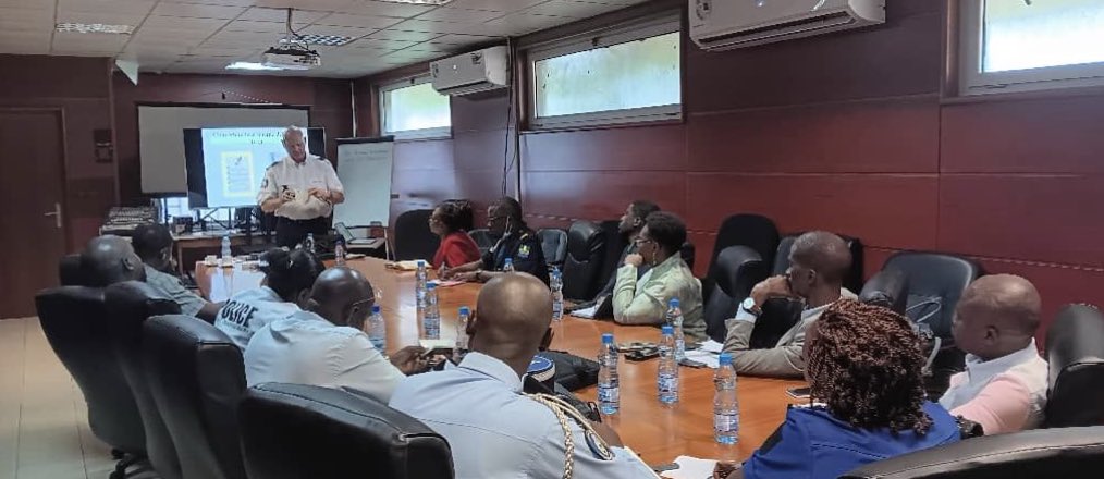 🛂 28 agents gabonais formés à la fraude documentaire par un expert
🇫🇷 à Libreville !
👮‍♂️👩‍✈️ Police, gendarmerie, ANAC &amp; ONSFAG représentés
📚 Terminologie, examen de documents &amp; ateliers pratiques
🤝 Coopération Gabon – France pour renforcer la sûreté !