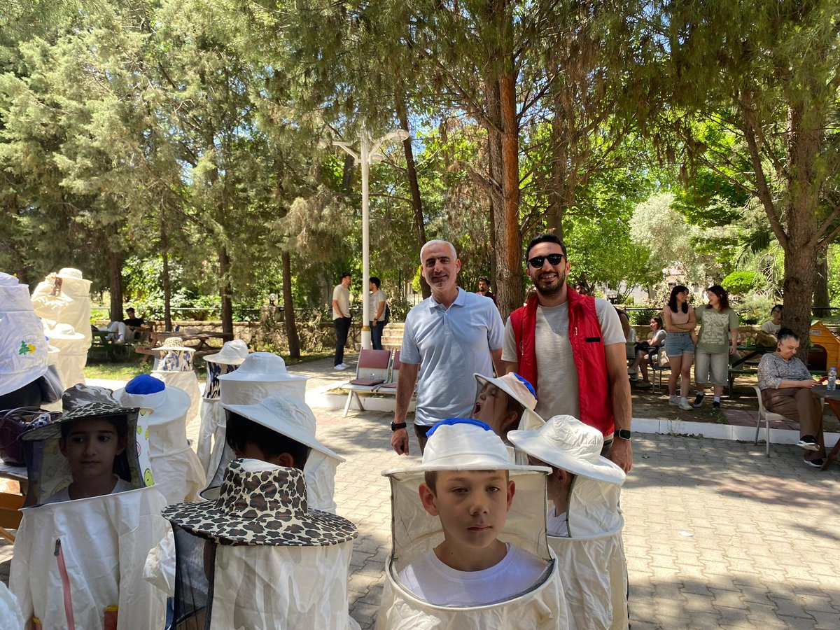 Gençlik ve Spor Bakanlığımızın Ünides Programı kapsamında desteğiyle gerçekleştirdiğimiz Dünya Arı Günü etkinliğinde, arıların tarımdan sağlığa kadar yaşamımıza kattığı değeri öğrenmek için Milas Veteriner Fakültesi’ndeyiz.