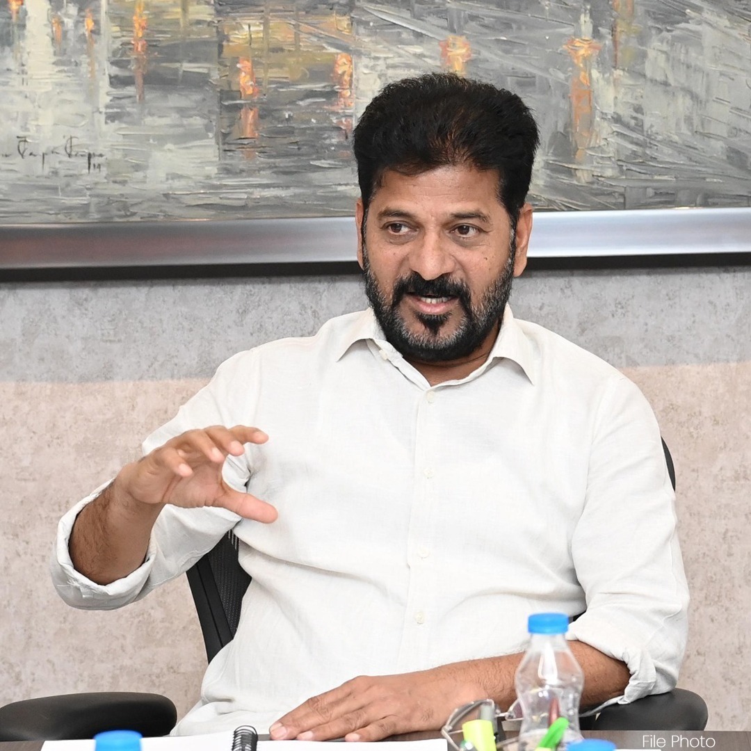 TelanganaCMO's tweet photo. హైదరాబాద్‌తో పాటు రాష్ట్రంలోని పలు జిల్లాల్లో వర్షాలు కురుస్తున్నందున అప్రమత్తంగా ఉండాలని ముఖ్యమంత్రి @revanth_anumula గారు అధికారులను ఆదేశించారు. మరో మూడు రోజులు వర్షాలు కురిసే అవకాశముందని వాతావరణ శాఖ ఇచ్చిన సూచనలకు అనుగుణంగా ముందస్తు జాగ్రత్తలు తీసుకోవాలని సూచించారు. 

ధాన్యం కొనుగోలు కేంద్రాలు, మార్కెట్లలో ఉన్న ధాన్యం తడవకుండా తగిన రక్షణ చర్యలు చేపట్టాలని, కాంటాలు వేసిన ధాన్యాన్ని ఎప్పటికప్పుడు మిల్లులకు తరలించాలని అన్ని జిల్లాల కలెక్టర్లను  ఆదేశించారు. లోతట్టు ప్రాంతాల ప్రజలు ఇబ్బంది పడకుండా తగిన చర్యలు చేపట్టాలని అన్నారు. 

హైదరాబాద్ సిటీలో వర్షం కురుస్తున్న ప్రాంతాల్లో రోడ్లపై నీరు నిలిచిపోకుండా చర్యలు చేపట్టాలని, ట్రాఫిక్ ఇబ్బందులు, విద్యుత్తు సమస్యలు లేకుండా చూడాలన్నారు. జీహెచ్ఎంసీ, పోలీస్​, హైడ్రా, ట్రాఫిక్, విద్యుత్తు విభాగాలు సమన్వయంతో పని చేయాలన్నారు. ఎప్పటికప్పుడు పరిస్థితిని సమీక్షించాలని రాష్ట్ర ప్రభుత్వ ప్రధాన కార్యదర్శి గారిని ముఖ్యమంత్రి గారు ఆదేశించారు.
#WeatherAlert #Telangana #Hyderabad