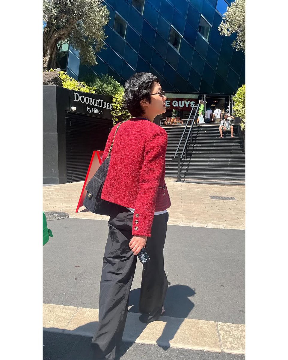 샤넬가방에, 샤넬의 레드 트위드
그리고 “나 안아 티셔츠”