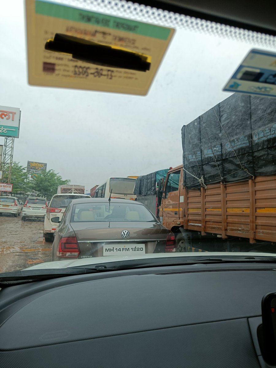 IamRit3sh's tweet photo. Solapur to uruli kanchan:-
Distance:-220 km 
Time to cover the distance:-3 hrs

Uruli kanchan to Pune:-
Distance:-40 km 
Time :-2:30 hrs
What's the use of solapur-pune expressway 😂.
@nitin_gadkari 
@AjitPawarSpeaks 
@Dev_Fadnavis 
#PuneTraffic https://t.co/6Y7JO9rYIG