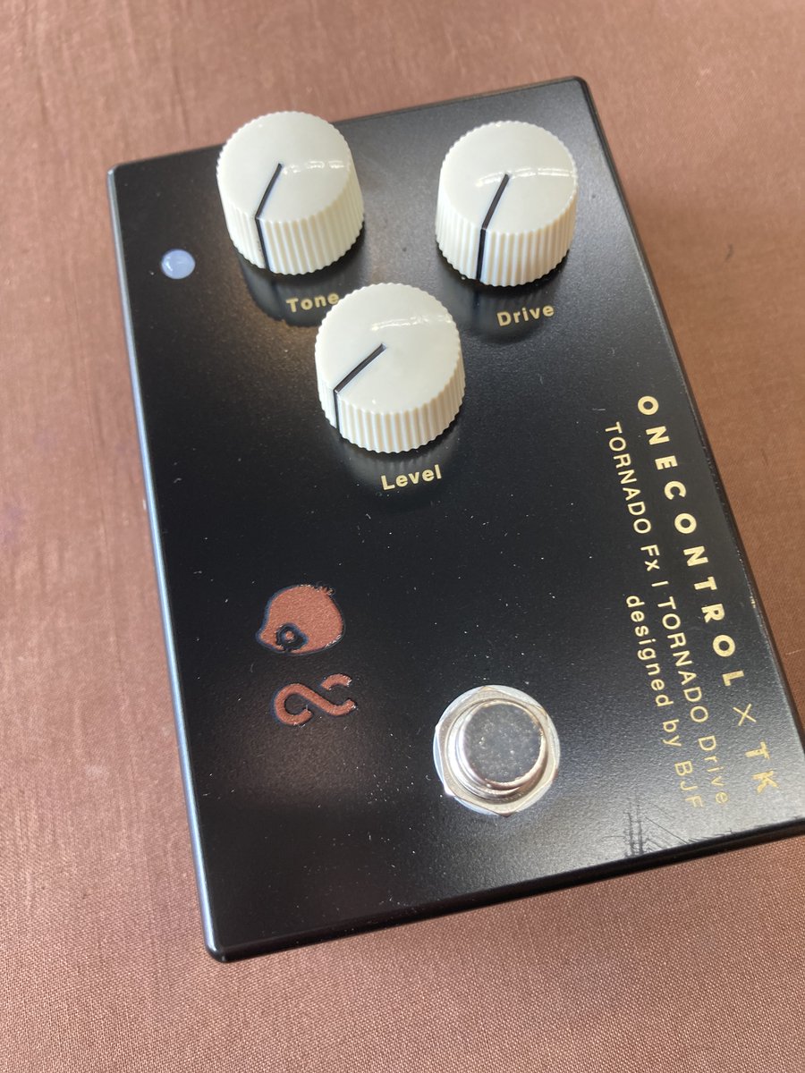 apollonmusic's tweet image. 凛として時雨 TK氏 OneControl のブランドライン
TORNADO Fx TDrive Brass中古で入荷しました
サウンドデザインはBJF

通常のテレキャスターでもサウンドに太さが足されつつ
歪ませてもコードの分離感を感じれます。

少し傷ありますが状態も良し。
#凛として時雨 #TK さん #OneControl #TornadoFx