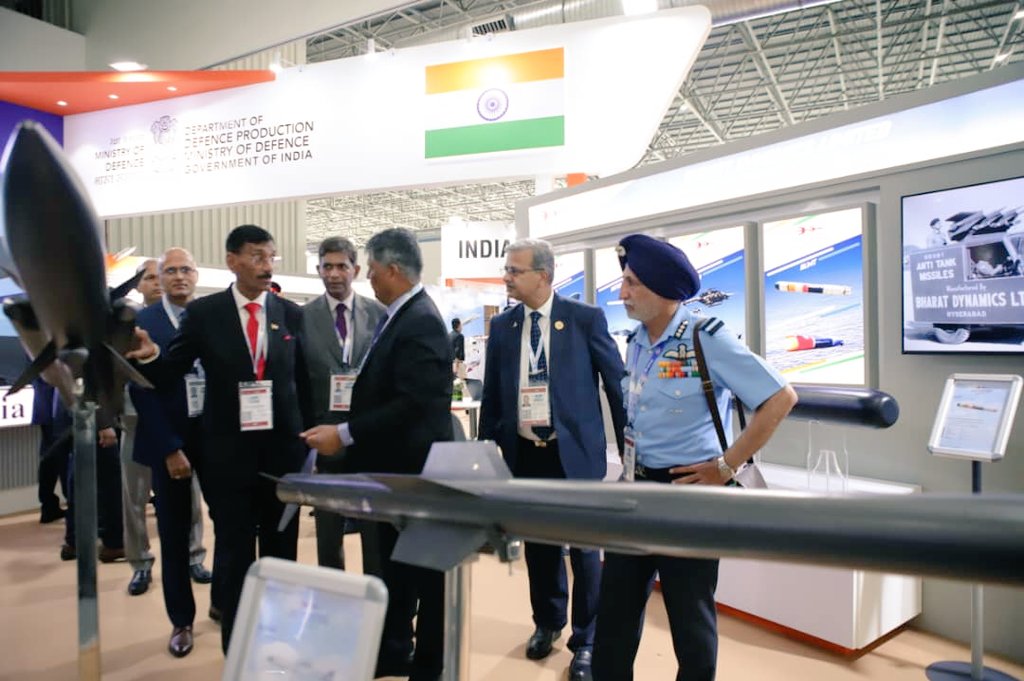 Sanjay Seth (@sethsanjaymp) on Twitter photo #BrahMos और HAL के #Dornier विमान स्वदेशी रक्षा तकनीक के साथ इस क्षेत्र में भारत की बढ़ती आत्मनिर्भरता को दर्शा रहे हैं। पीएम श्री <a href="/narendramodi/">Narendra Modi</a> जी व रक्षा मंत्री श्री <a href="/rajnathsingh/">Rajnath Singh</a> जी के नेतृत्व में भारत ने जो लंबी लकीर खींची, उसकी छाप मलेशिया के #LIMA2025 में दिख रही है। <a href="/hcikl/">India in Malaysia</a> #BrahMos और HAL के #Dornier विमान स्वदेशी रक्षा तकनीक के साथ इस क्षेत्र में भारत की बढ़ती आत्मनिर्भरता को दर्शा रहे हैं। पीएम श्री <a href="/narendramodi/">Narendra Modi</a> जी व रक्षा मंत्री श्री <a href="/rajnathsingh/">Rajnath Singh</a> जी के नेतृत्व में भारत ने जो लंबी लकीर खींची, उसकी छाप मलेशिया के #LIMA2025 में दिख रही है। <a href="/hcikl/">India in Malaysia</a>