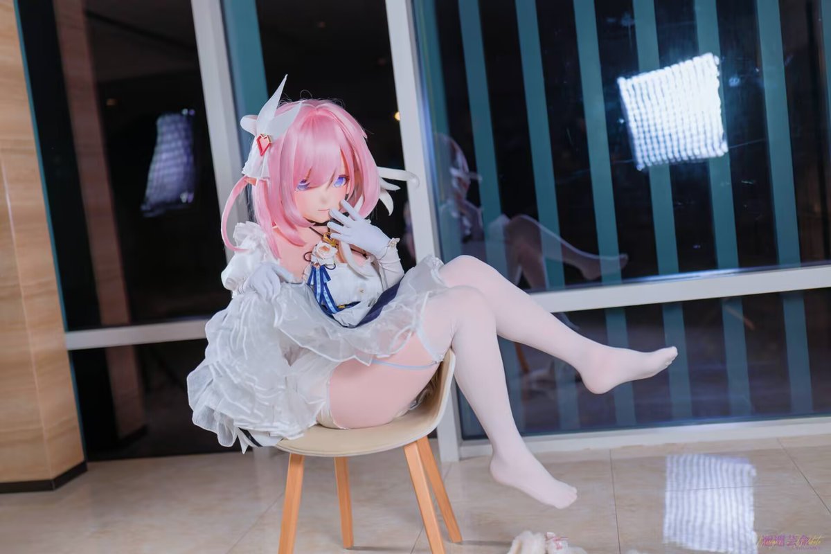 舰长…，昨天舰长的兄弟说…说舰长死在柯洛斯滕了…（吸鼻涕），我不信…我不信舰长会丢下我一个人，我…我就来找你了（抹眼泪）…舰长…舰长没死真的太好了…（埋入怀里），舰长…舰长今天是520（擦了一下眼角），我今天穿了你最喜欢的女仆装…舰长~喜欢现在这样的我吗…要和我~共度今晚吗？……舰长~