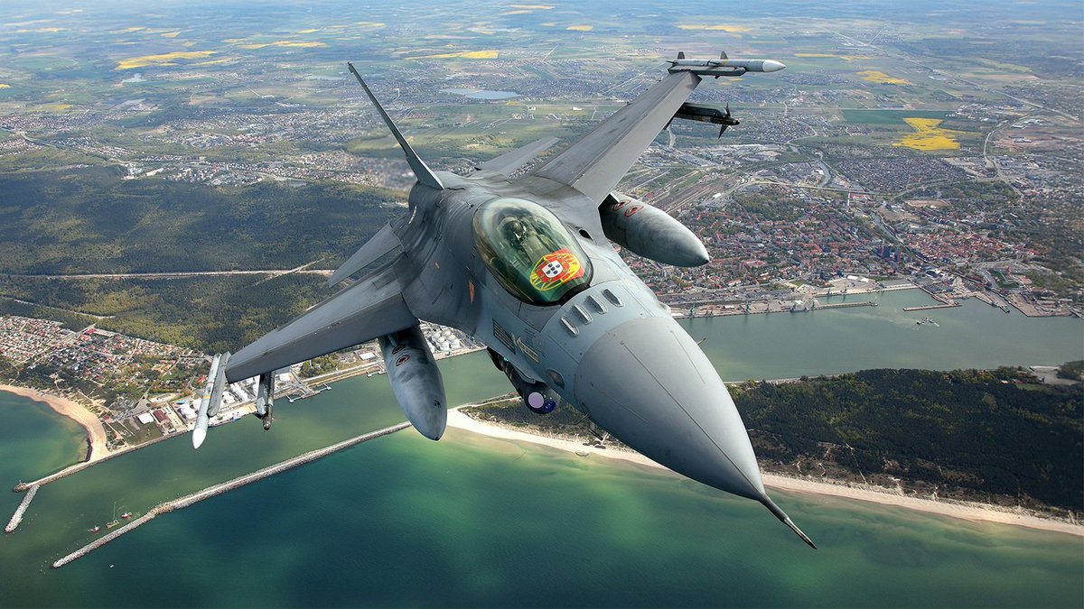 Too close for missiles - switching to guns!

Portugalski F-16 nad Kłajpedą złapany na 24mm. Praktycznie pełna klatka - daje to jakiś pogląd o tym jak było ;)