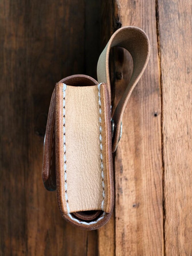 HAKODATE_CRAFT's tweet photo. ターコイズのコンチョ使ったzippoケースです。

#leather #leathercraft #handmaid #zippo #hakodate #レザークラフト #ハンドメイド #zippoケース https://t.co/D51xhw2w55