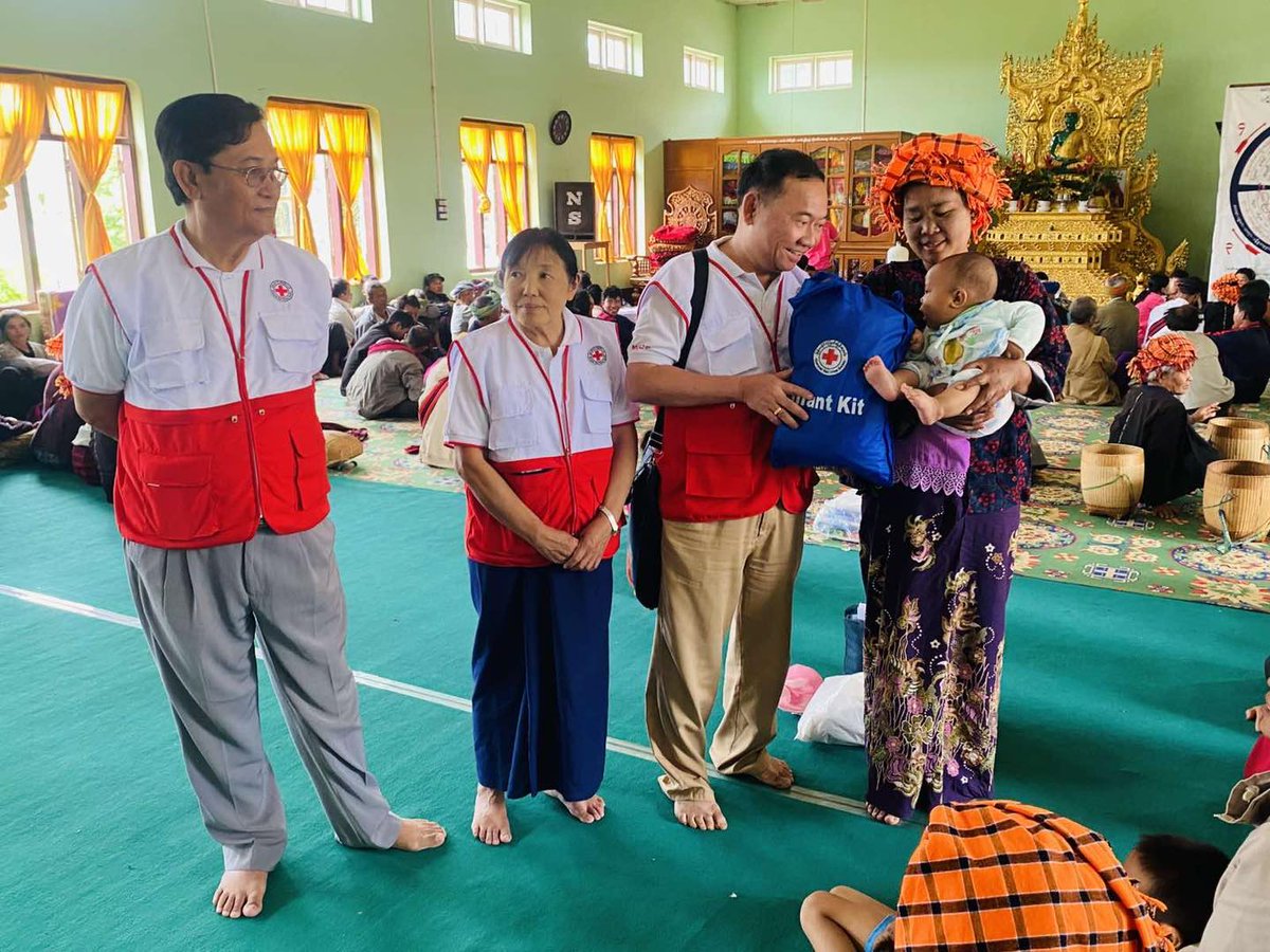 MyanmarRedCross's tweet photo. On May 19, MRCS provided cash aid (๐ต 50,000 MMK/HH) to 216 #earthquake-affected households in #Pinlaung, #SouthernShan ๐ฒ๐ฒ.
They also received:
๐งผ Hygiene kits
๐๏ธ Blankets, ๐ฆ Mosquito nets
๐ Tarpaulins & kitchenware
๐๏ธ Shelter tool kits (32 HHs)
๐ Mattresses for 17 elderly https://t.co/gu9db3mTnD