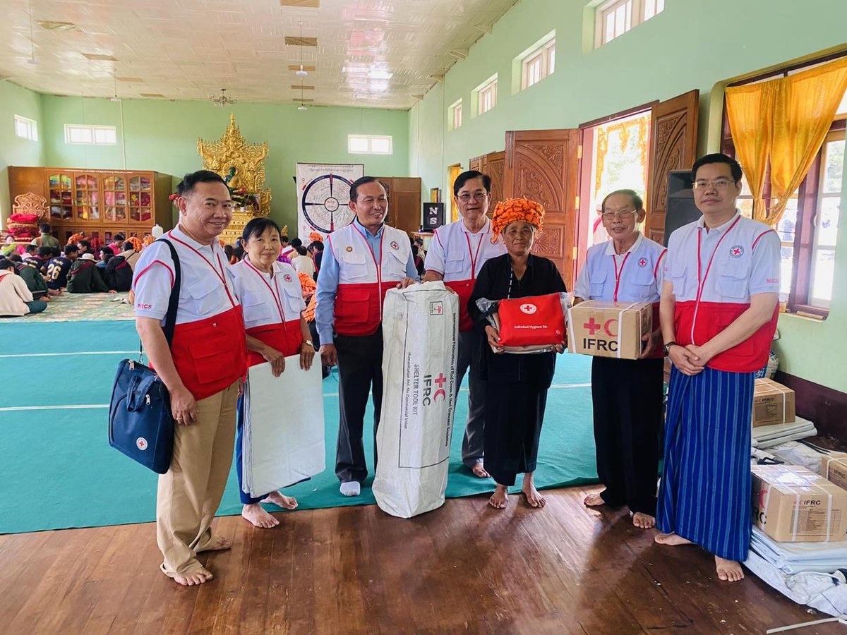 MyanmarRedCross's tweet photo. On May 19, MRCS provided cash aid (๐ต 50,000 MMK/HH) to 216 #earthquake-affected households in #Pinlaung, #SouthernShan ๐ฒ๐ฒ.
They also received:
๐งผ Hygiene kits
๐๏ธ Blankets, ๐ฆ Mosquito nets
๐ Tarpaulins & kitchenware
๐๏ธ Shelter tool kits (32 HHs)
๐ Mattresses for 17 elderly https://t.co/gu9db3mTnD