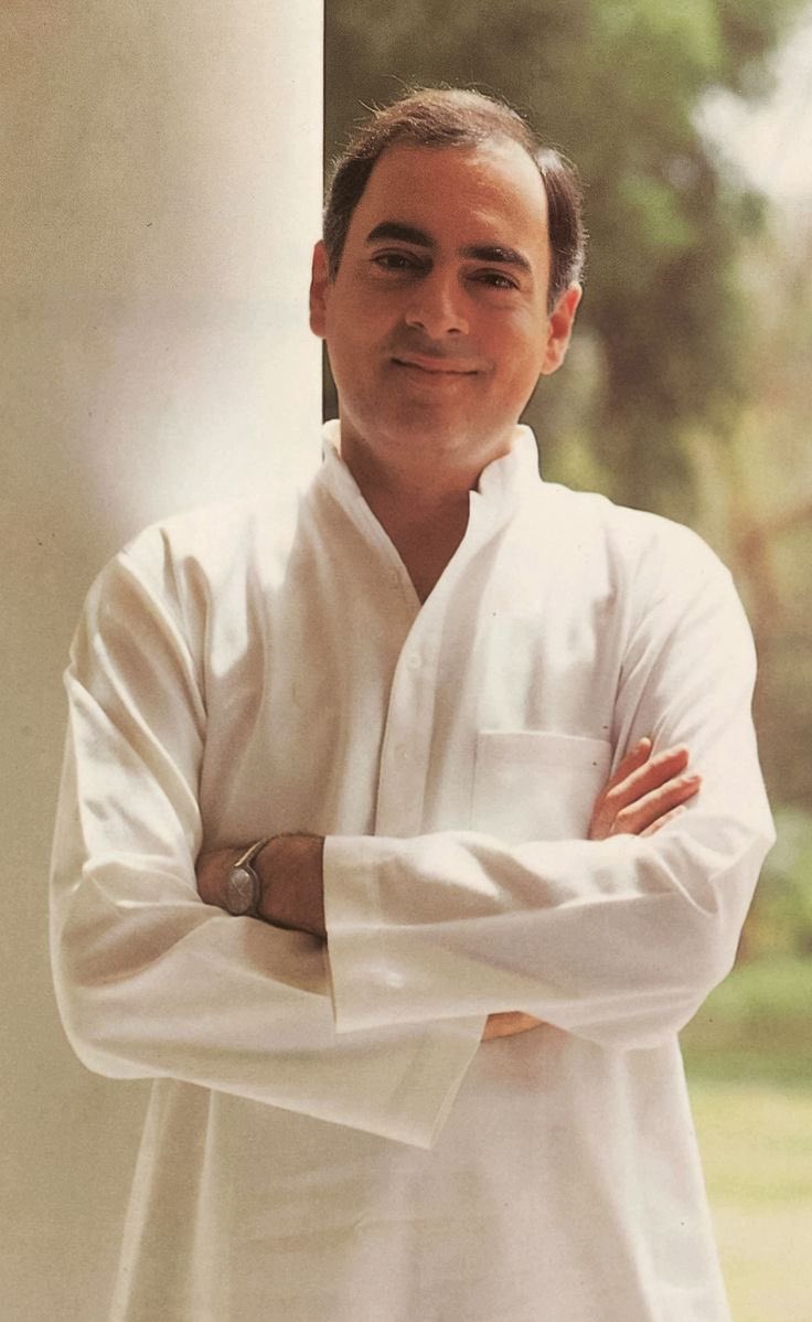 csamitav's tweet image. A man who has always held a special place in the heart of India. 🌸

#RAJIVGANDHIDEATHANNIVERSARY