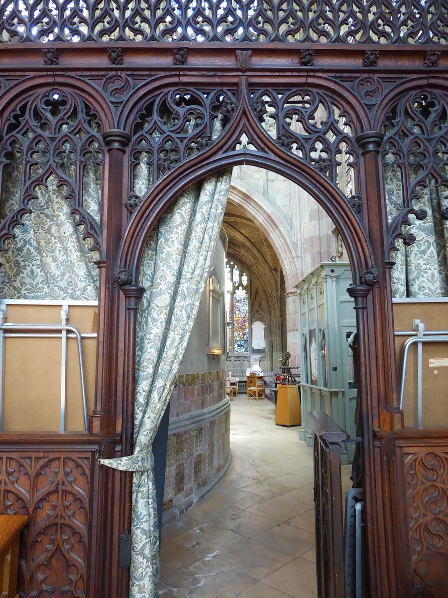 CathyRLowe's tweet photo. #ClutterInChurches #OgeeLove
The ambulatory at the East end of Great Malvern Priory, catching a glimpse of one of Tom Denny's 2 fabulous Millennium windows.
Tucked in by the screen, neatly folded tables, carefully obscured by curtains, but visible to me in the chapel! https://t.co/cLCPHBLM0l