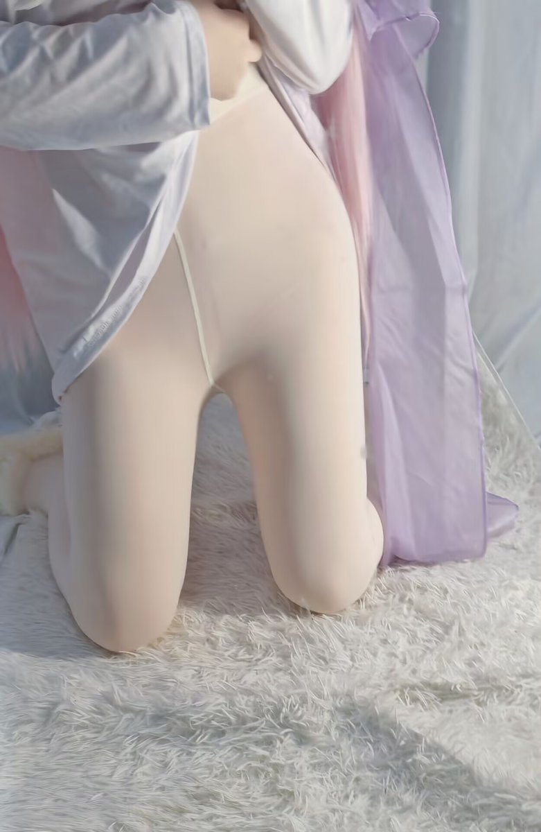 老…老师，怎么盯着别人的内裤看…
我…我只是感觉有点痒痒的，热热的，绝…绝对没有哪种意思的！
#萝莉少女 #白丝 #可爱の男孩子 #清纯女友 #纯欲