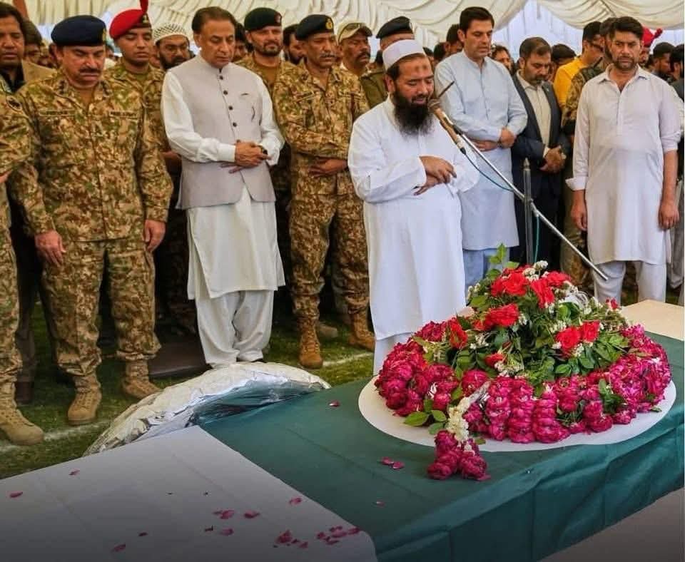 TheAshokSinghal's tweet photo. Series of events:

➡️ Just last week, the Pakistani Army gave state honours to LeT &amp; JeM terrorists.

➡️ Today, a deadly blast on a school bus in Pakistan killed 4 children and critically injured 38.

The blood of these innocent children is on the hands of the Pakistani Army. https://t.co/QOTsp3XWXR