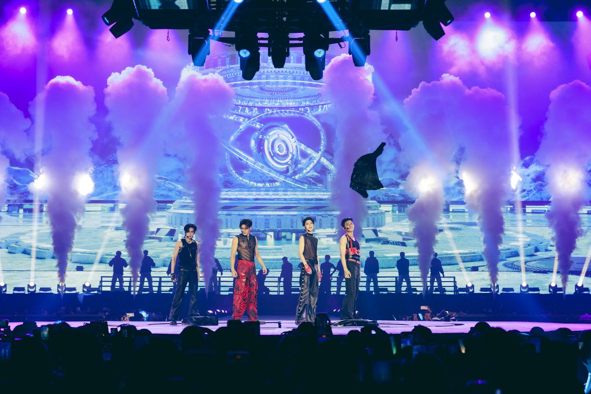 tnbau1's tweet photo. ��ีใจแล้วก็สนุกมากๆที่ได้มารับเชิญมาเป็น Guest ในlolปีนี้ เก็บความลับหนักมากกลัวโป๊ะ555555 ขอบคุณผู้ใหญ่มากๆนะครับที่ให้โอกาสอู๋ได้มาขึ้นโชว์ปีนี้ มันเป็นสิ่งที่อยากทำมาในหลายๆปีที่ผ่านมา  ตอนแรกที่ได้รู้ว่าจะได้ขึ้นในฐานะ Jasper ตื่นเต้นมากกก แล้วก็เกร็งๆกลัวๆว่าจะทำมันออกมาได้ดีรึป่าว ตอนซ้อมพยายามตั้งใจมากๆเพราะอยากให้โชว์ตอนขึ้นมาอยู่กับน้องๆมันออกมาดี เห็นน���องๆในวงซ้อมกันหนักมากๆทั้งโชว์ที่ตัวเองต้องขึ้น แล้วก็โชว์ของพวกเรา ก็ๆด้แต่คอยให้กำลังใจกันเล็กๆน้อยๆ แล้วก็ทำส่วนของตัวเองให้ดีที่สุด คิดถึงพวกเอ็งมากกก เหมือนที่จุงบอกว่าเวลาอยู่พวกเอ็งเติมไฟในการเต้นได้ดีมากๆ ทุกครั้งที่ซ้อม ทุกครั้งที่พวกเราออนสเตจกันก็จะบอกกันเสมอว่าพวกเราเก่งมากพี่ เมื่อกี้โครตดีเลยพี่โครตมันส์ โครตสนุกเลยที่ได้โชว์ด้วยก��นยังขอบคุณน้องๆเสมอที่คอยส่งกำลังใจให้กัน แล้วก็โชว์ x lykn น้องๆเก่งมากก เต้นกันกันเหนื่อยมากๆกับเพลงตัวเองแล้วก็ต้องมาเต้นยาพิษต่อ แต่เป็นโชว์ที่สนุกมากๆอีกโชว์เลย ได้มีโอกาสเต้นด้วยกัน(หายากมากมาย5555555) หวังว่าทุกคนจะสนุกกับโชว์ที่พวกเราเตรียมมานะครับ ขอบคุณเสียงกรี๊ดมากๆตอนถอดหน้ากากทั้ง2วันใส่เอียร์ไว้ตอนนั้นไม่ได้ยินเลย ถ้าได้ตอนนั้นคงตื่นเต้นกว่าเดิม100% ดีใจที่ได้ขึ้นโชว์ให้ทุ���คนได้เห็นนะครับ หวังว่าจะได้ขึ้นโชว์ให้ทุกคนได้เห็นอีกนะครับ ขอบคุณพี่ชายคนสนิทไม่ยอมกลับบ้าน ที่คอยให้กำลังใจว่าอู๋ทำได้อยู่เสมอ ถ้าเป็นไปได้ปีหน้าเรามาทำได้ด้วยกันเด้อ 🥰

#LOLFanFest2025D1 #LOLFanFest2025D2