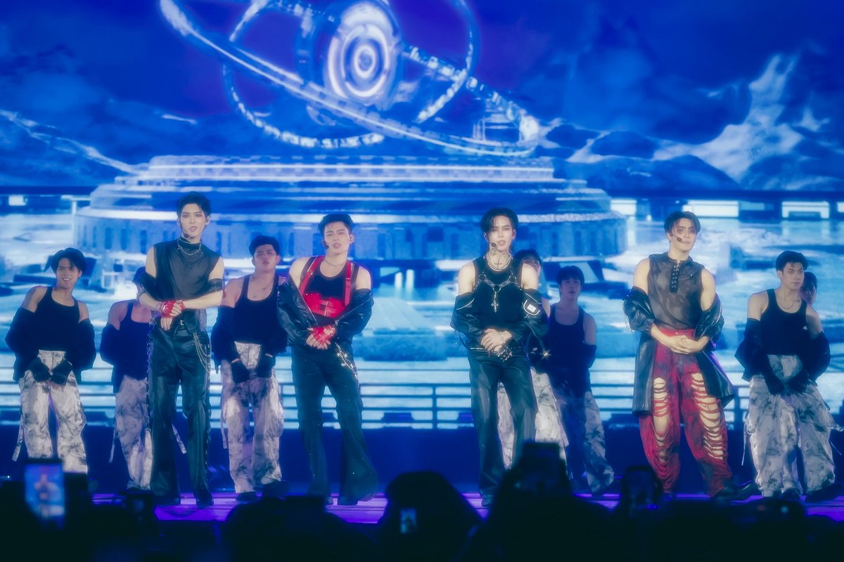 tnbau1's tweet photo. ��ีใจแล้วก็สนุกมากๆที่ได้มารับเชิญมาเป็น Guest ในlolปีนี้ เก็บความลับหนักมากกลัวโป๊ะ555555 ขอบคุณผู้ใหญ่มากๆนะครับที่ให้โอกาสอู๋ได้มาขึ้นโชว์ปีนี้ มันเป็นสิ่งที่อยากทำมาในหลายๆปีที่ผ่านมา  ตอนแรกที่ได้รู้ว่าจะได้ขึ้นในฐานะ Jasper ตื่นเต้นมากกก แล้วก็เกร็งๆกลัวๆว่าจะทำมันออกมาได้ดีรึป่าว ตอนซ้อมพยายามตั้งใจมากๆเพราะอยากให้โชว์ตอนขึ้นมาอยู่กับน้องๆมันออกมาดี เห็นน���องๆในวงซ้อมกันหนักมากๆทั้งโชว์ที่ตัวเองต้องขึ้น แล้วก็โชว์ของพวกเรา ก็ๆด้แต่คอยให้กำลังใจกันเล็กๆน้อยๆ แล้วก็ทำส่วนของตัวเองให้ดีที่สุด คิดถึงพวกเอ็งมากกก เหมือนที่จุงบอกว่าเวลาอยู่พวกเอ็งเติมไฟในการเต้นได้ดีมากๆ ทุกครั้งที่ซ้อม ทุกครั้งที่พวกเราออนสเตจกันก็จะบอกกันเสมอว่าพวกเราเก่งมากพี่ เมื่อกี้โครตดีเลยพี่โครตมันส์ โครตสนุกเลยที่ได้โชว์ด้วยก��นยังขอบคุณน้องๆเสมอที่คอยส่งกำลังใจให้กัน แล้วก็โชว์ x lykn น้องๆเก่งมากก เต้นกันกันเหนื่อยมากๆกับเพลงตัวเองแล้วก็ต้องมาเต้นยาพิษต่อ แต่เป็นโชว์ที่สนุกมากๆอีกโชว์เลย ได้มีโอกาสเต้นด้วยกัน(หายากมากมาย5555555) หวังว่าทุกคนจะสนุกกับโชว์ที่พวกเราเตรียมมานะครับ ขอบคุณเสียงกรี๊ดมากๆตอนถอดหน้ากากทั้ง2วันใส่เอียร์ไว้ตอนนั้นไม่ได้ยินเลย ถ้าได้ตอนนั้นคงตื่นเต้นกว่าเดิม100% ดีใจที่ได้ขึ้นโชว์ให้ทุ���คนได้เห็นนะครับ หวังว่าจะได้ขึ้นโชว์ให้ทุกคนได้เห็นอีกนะครับ ขอบคุณพี่ชายคนสนิทไม่ยอมกลับบ้าน ที่คอยให้กำลังใจว่าอู๋ทำได้อยู่เสมอ ถ้าเป็นไปได้ปีหน้าเรามาทำได้ด้วยกันเด้อ 🥰

#LOLFanFest2025D1 #LOLFanFest2025D2