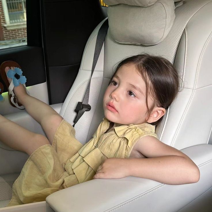 ️️

Baru beres makan siang di luar bareng Biel. Begitu masuk mobil, Biel langsung pose model begitu.

Kata gue mah, sopan kah lu begitu, Biel? Astaga. Anaknya bang Davi emang bang Davi banget.

️️