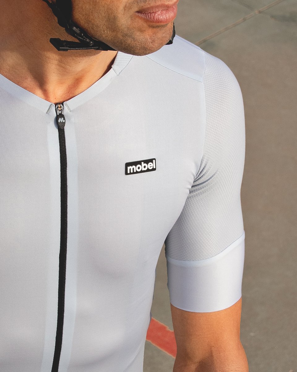 La elegancia en cada trazo del maillot Cima. Un patrón preciso, casi arquitectónico, tejidos ligeros y transpirables. Una declaración de intenciones para quien exige la excelencia y una revelación de carácter. Más colores en nuestra tienda online 👉 mobelsport.com/categoria/cole…