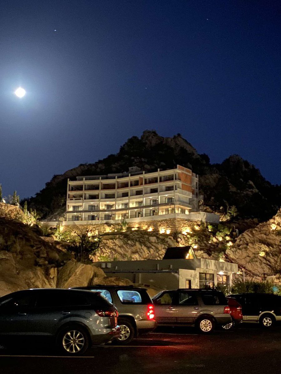 bssh71's tweet image. مثـلكّ مثـلّ نـور القُـمر مـاله اثنْـين 
لاحـل زولـه زادتّ الدنيــا حلــى.

#رعش_قلبي